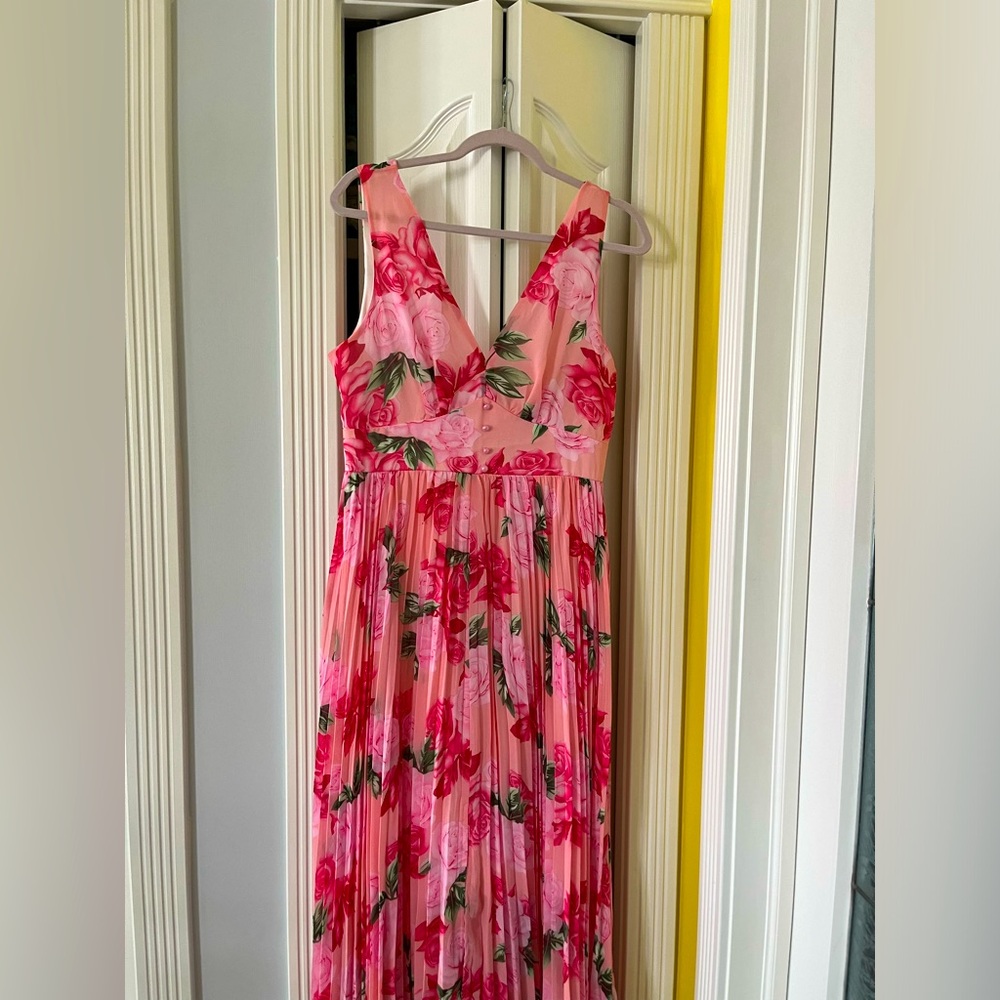 Long pleated sleeveless dress with back zipped and wide waist